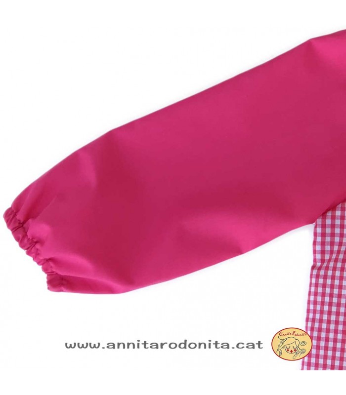 Bata fúcsia amb goma. Personalitzada amb el nom