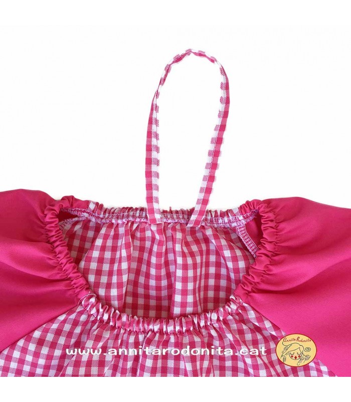 Bata fúcsia amb goma. Personalitzada amb el nom