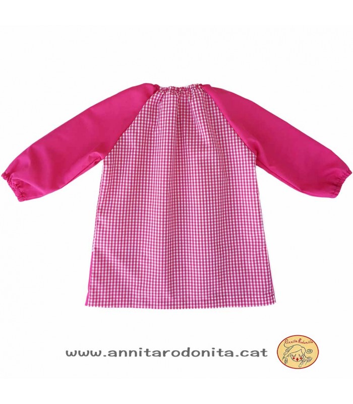 Bata fúcsia amb goma. Personalitzada amb el nom