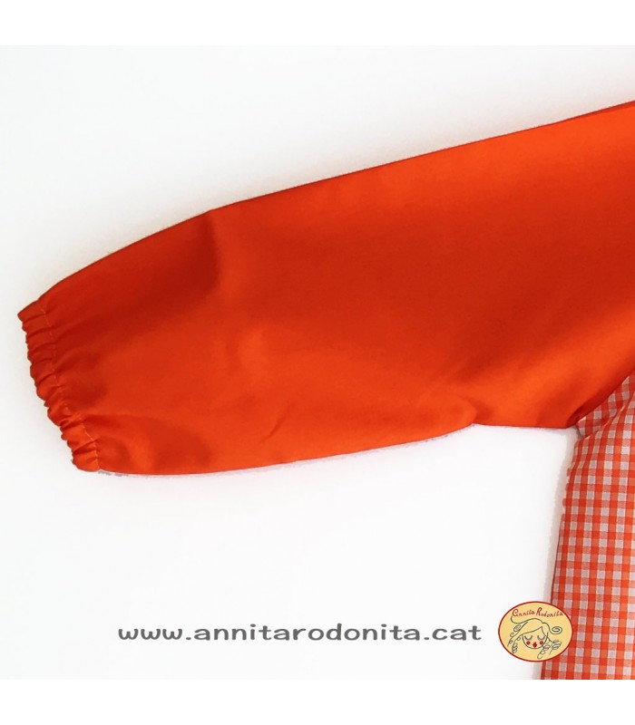 Bata taronja amb goma. Personalitzada amb el nom