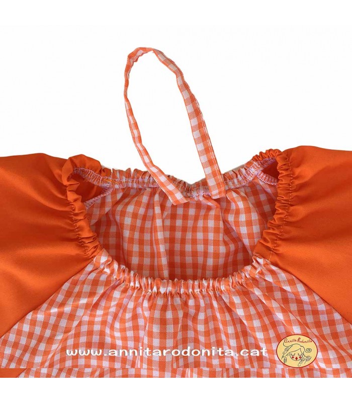 Bata taronja amb goma. Personalitzada amb el nom