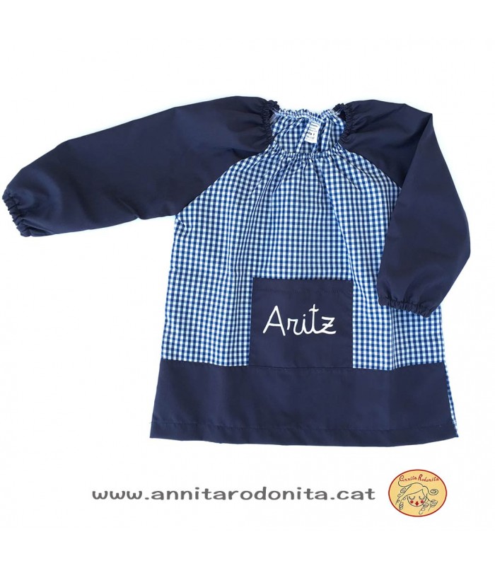 Bata blava amb goma. Personalitzada amb el nom