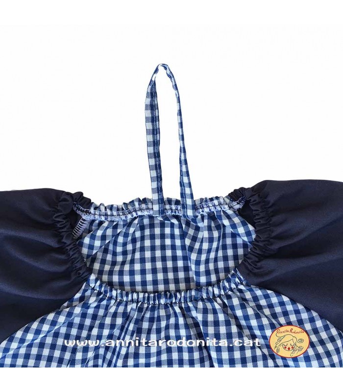 Bata blava amb goma. Personalitzada amb el nom