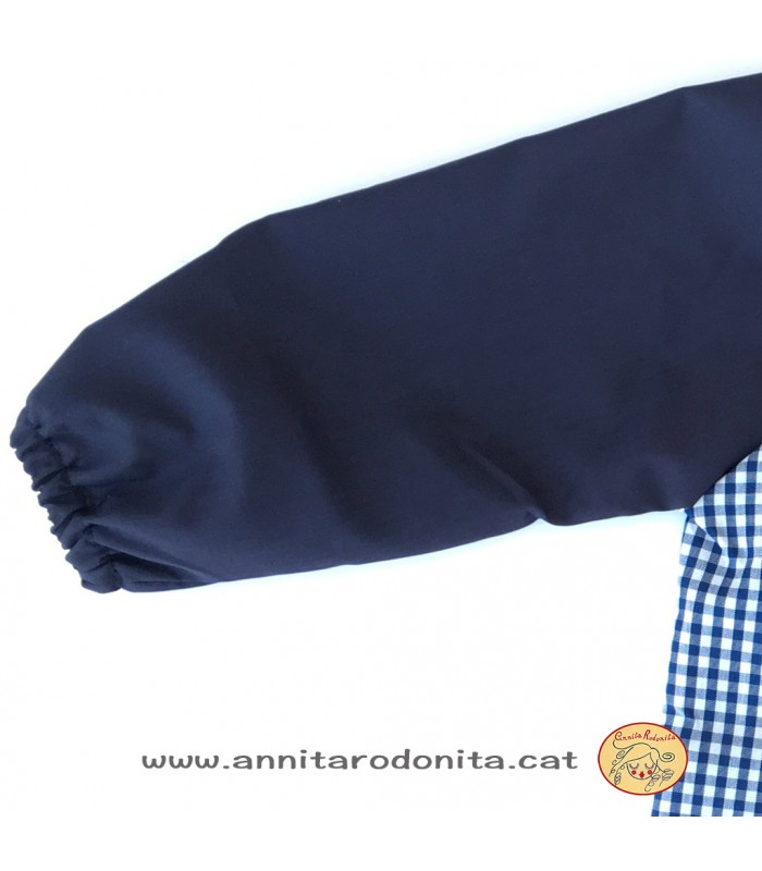 Bata blava amb goma. Personalitzada amb el nom