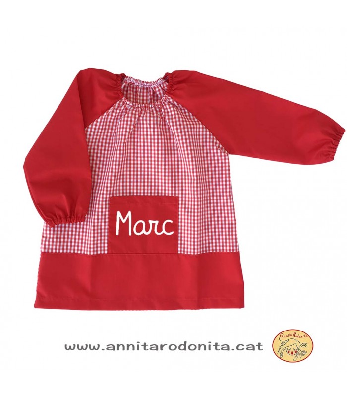 Bata vermella amb goma. Personalitzada amb el nom