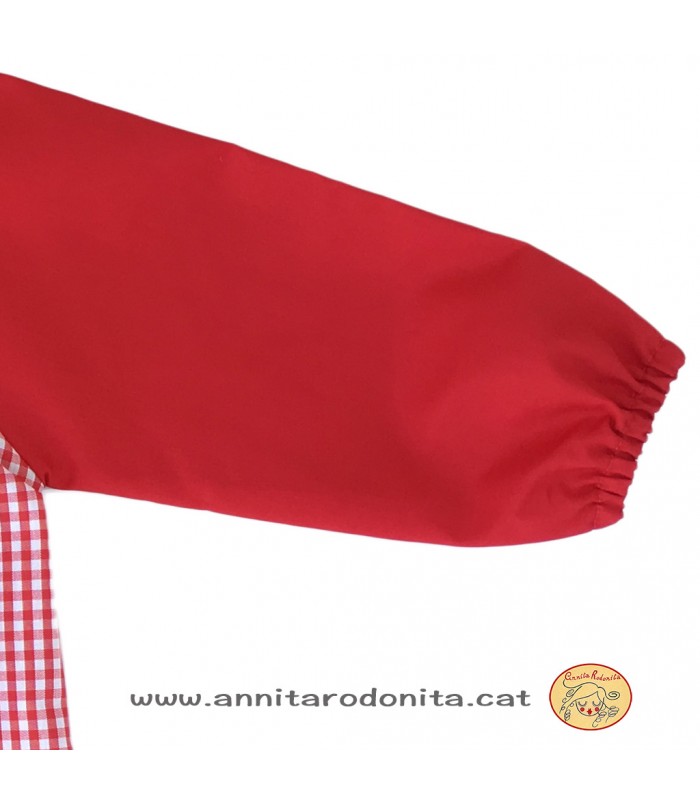 Bata vermella amb goma. Personalitzada amb el nom