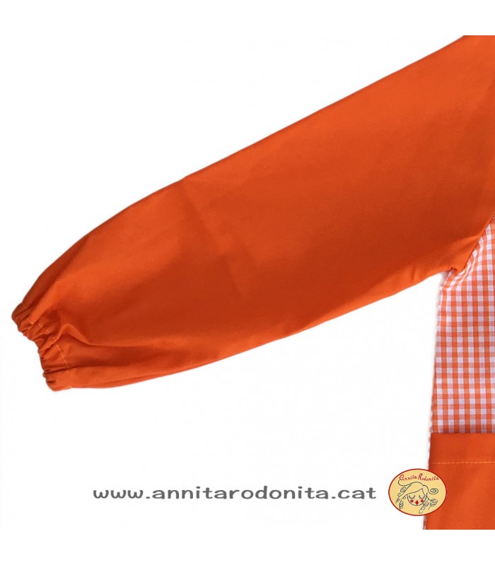 Bata taronja amb botons. Personalitzada amb el nom