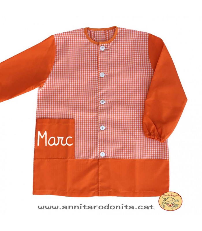 Bata taronja amb botons. Personalitzada amb el nom