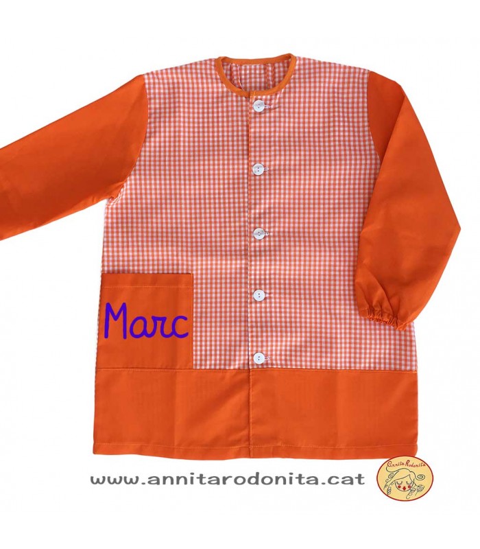 Bata taronja amb botons. Personalitzada amb el nom