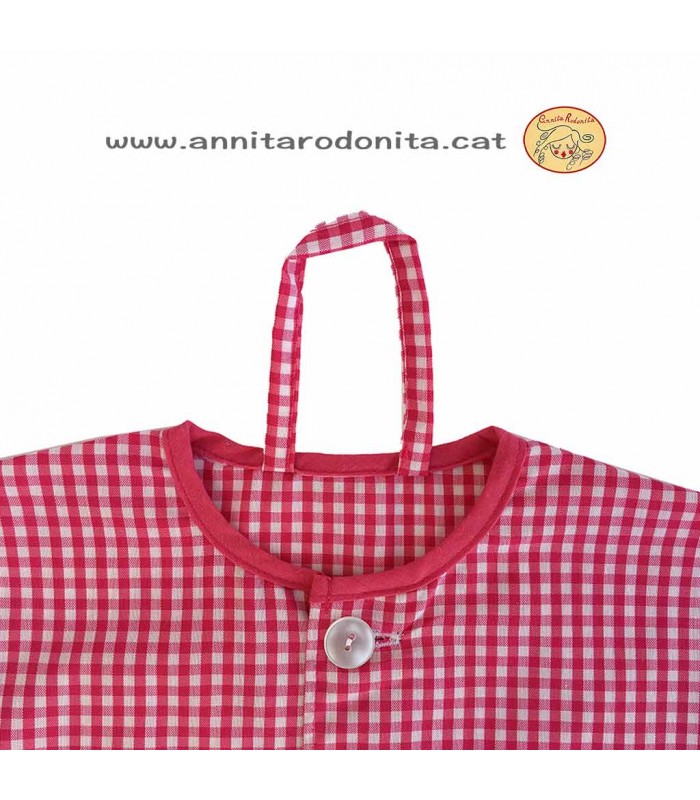 Bata fúcsia amb botons. Personalitzada amb el nom