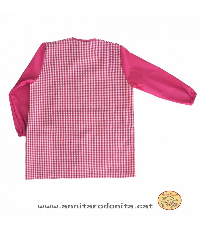 Bata fúcsia amb botons. Personalitzada amb el nom
