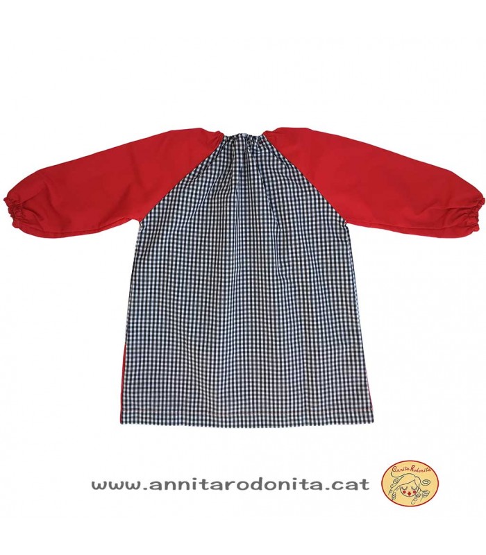 Bata vermella i negre amb goma. Personalitzada amb el nom