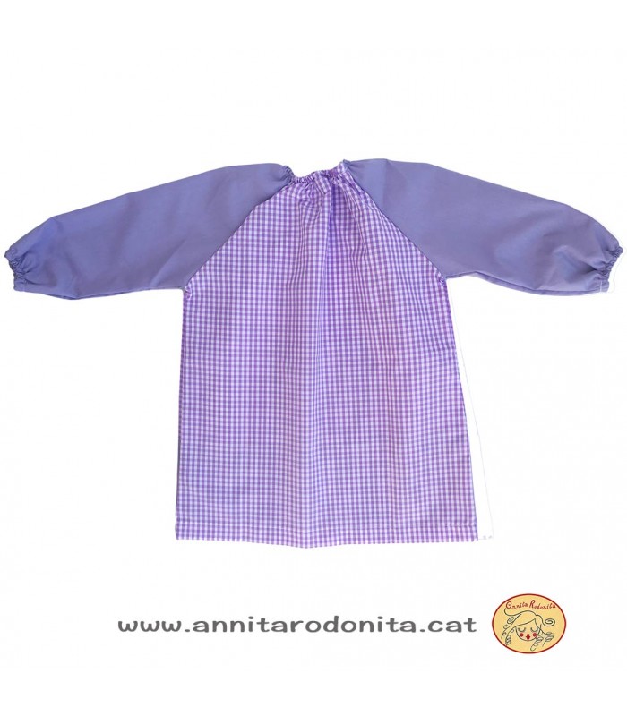 Bata lila amb goma. Personalitzada amb el nom