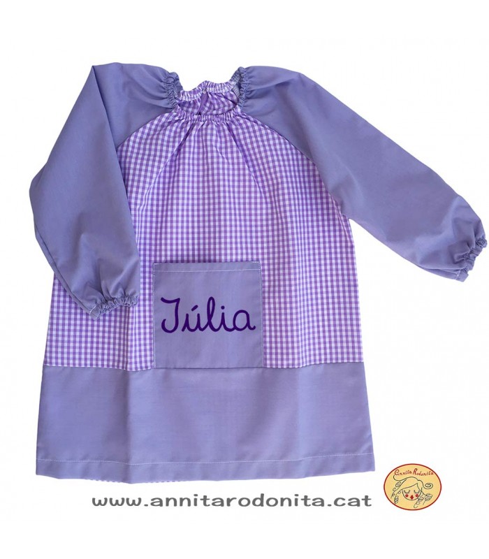 Bata lila amb goma. Personalitzada amb el nom