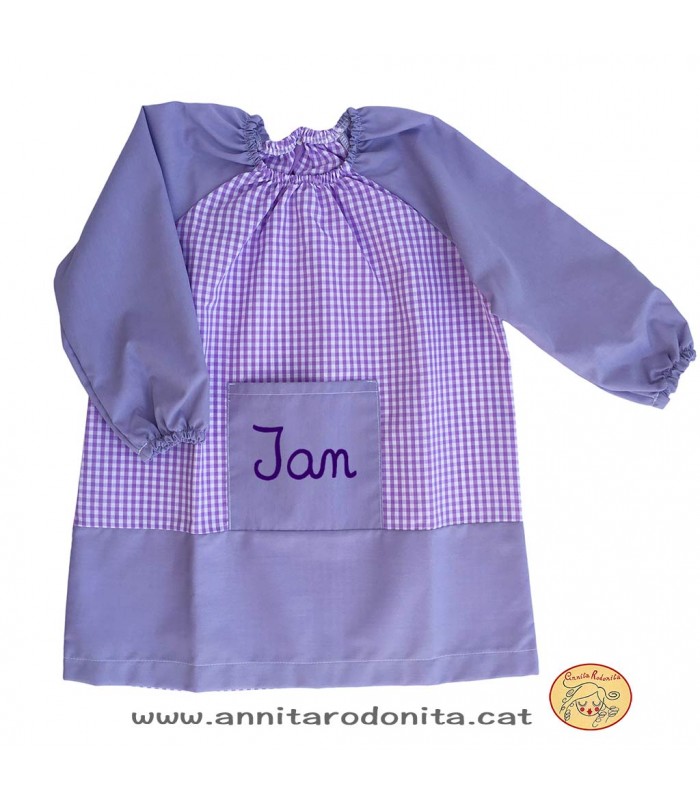 Bata lila amb goma. Personalitzada amb el nom