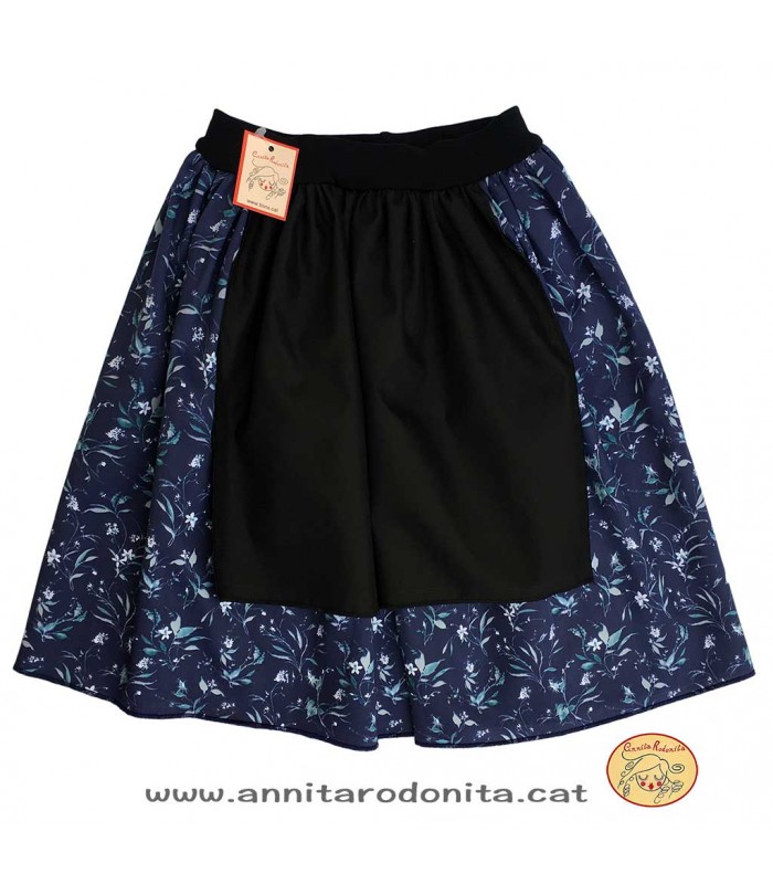 Faldilla amb davantal negre. Estampat blau