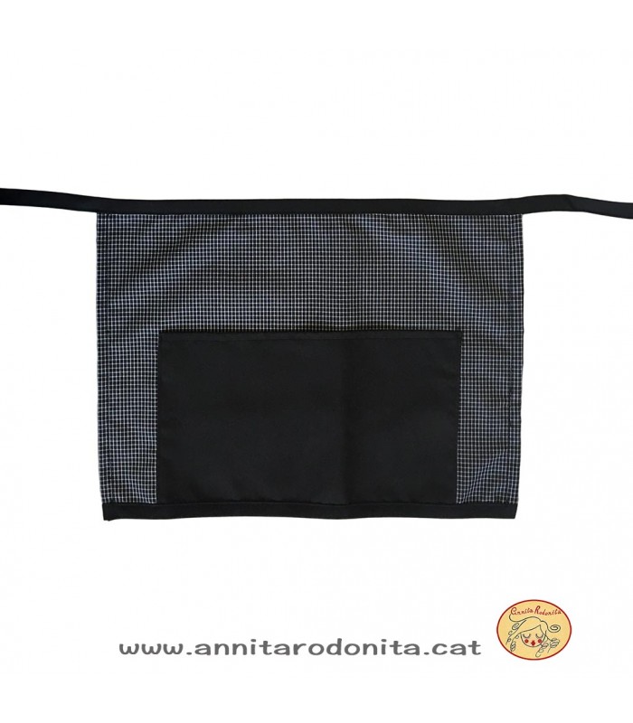 Davantal de castanyer amb butxaca. Estampat negre