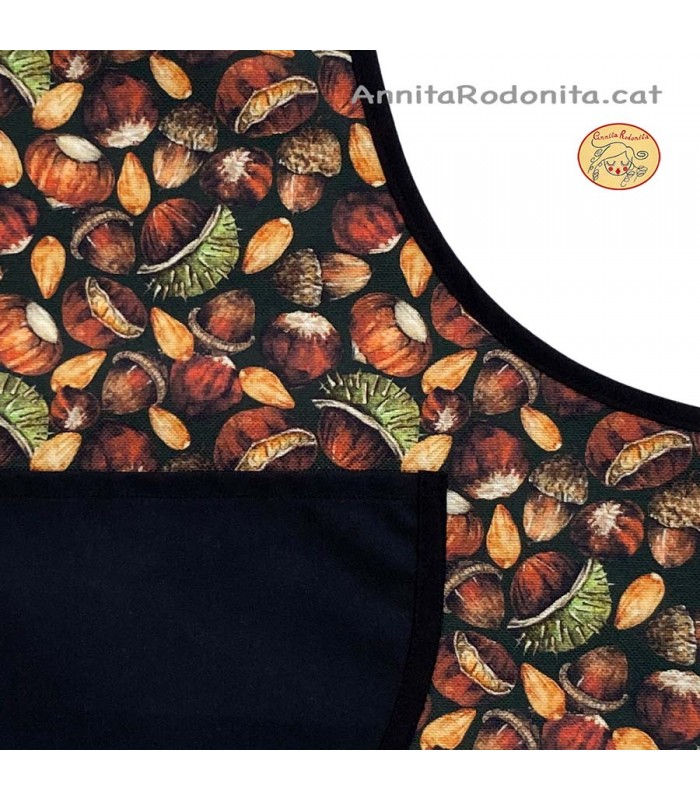 Davantal loneta amb peto i butxaca. Estampat castanyes