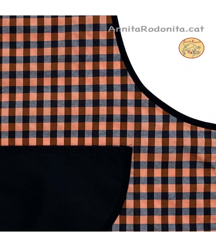 Davantal amb peto i butxaca. Estampat farcells