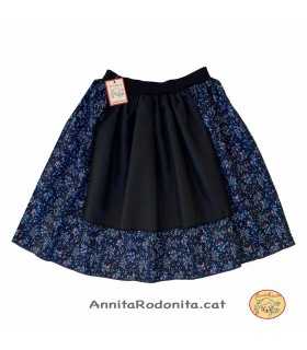 Faldilla amb davantal negre. Estampat blau