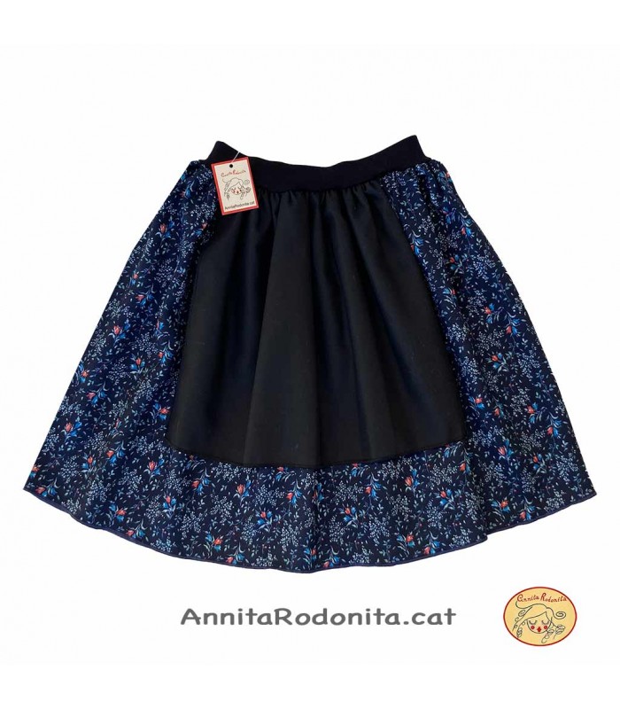 Faldilla amb davantal negre. Estampat blau