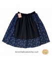 Faldilla amb davantal negre. Estampat blau