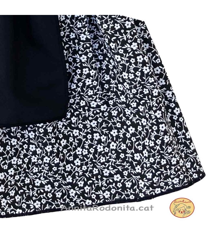 Faldilla amb davantal negre. Estampat flor negra