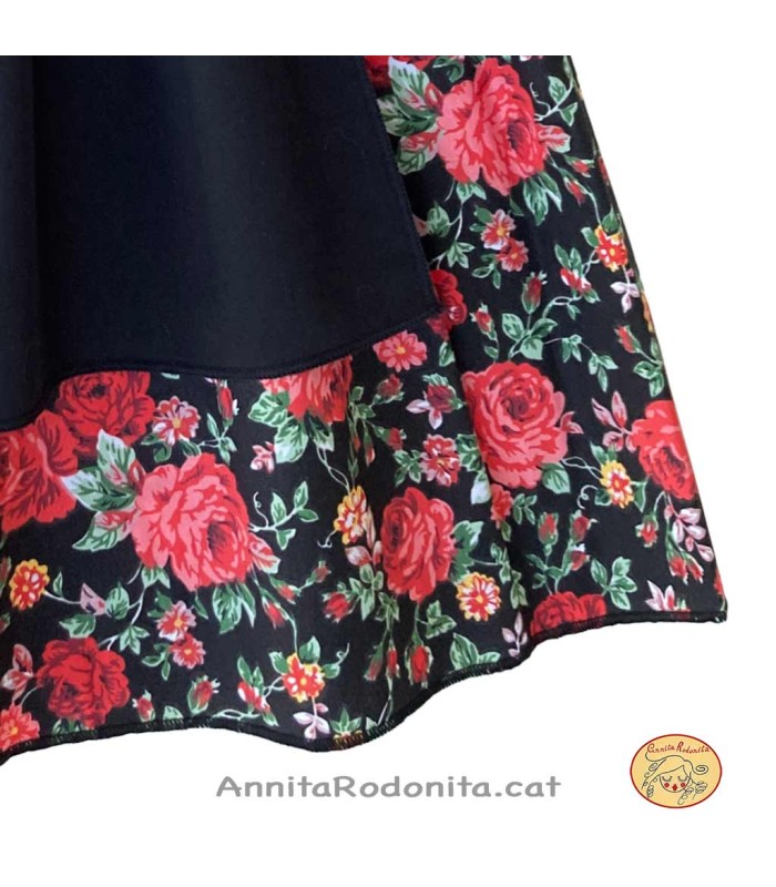 Faldilla estampat vermell amb davantal negre